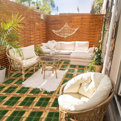 SWANEW Holzfliesen aus Akazien Holz, Balkonfliesen mit Künstlichem Gras, Dekorationsbodenmatte